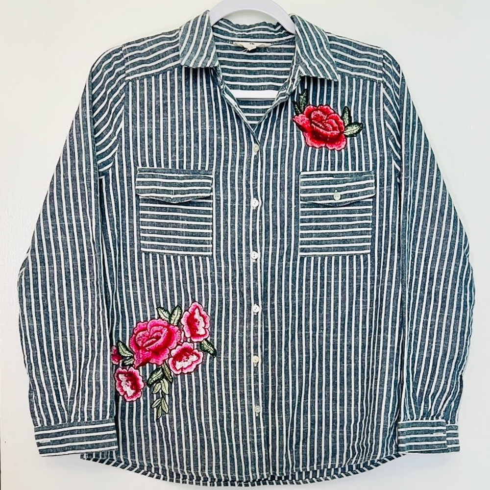 Entro Gray&White Striped Button-up w/Floral Embroidered Shirt Women’s Small